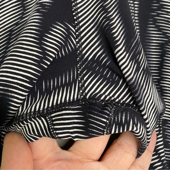 Nike Dri Fit Black + White Legendary Waves Training Reflective Crops XS - Picture 4 of 11